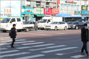 LG電子前横断歩道渡る