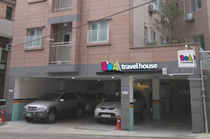 左側BoA travel house建物到